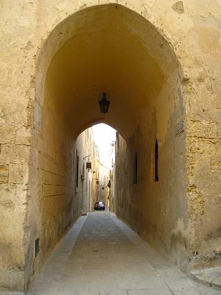 A narrow street in Mdina,}^ACfBi̋