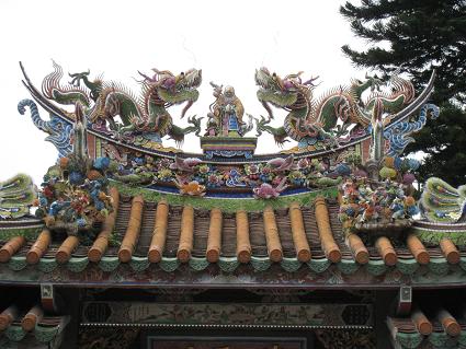 Chinese Dragon on the roof in Longshan Temple,龍山寺の龍