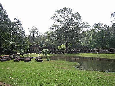 Near Bayon temple,J{WAAoCAAR[Eg߂